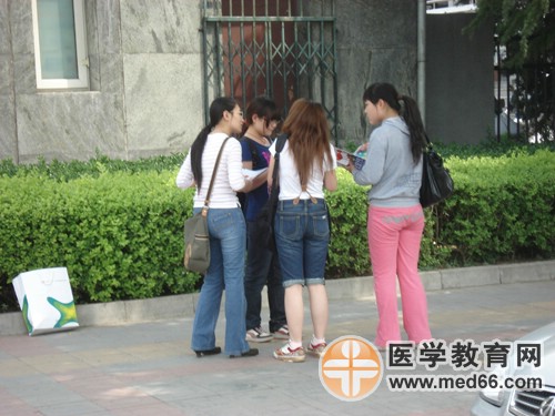 衛(wèi)生資格第一場考試結(jié)束，考生討論