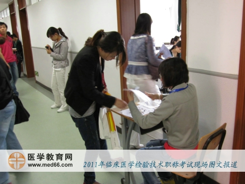 進(jìn)入教室前，監(jiān)考老師核對(duì)考試證件