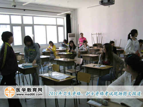 經(jīng)過(guò)證件檢查，考生進(jìn)入教室，準(zhǔn)備開(kāi)考