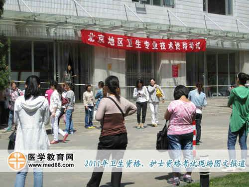 上午10:00，陸續(xù)有考生走出考場，第一科考試結(jié)束。祝福廣大考生每科考試都有好成績！