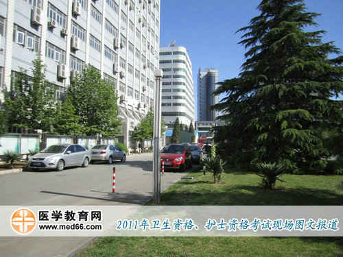 上午9:00，衛(wèi)生資格考試開始，聯(lián)合大學(xué)考點(diǎn)的校園內(nèi)一片寂靜
