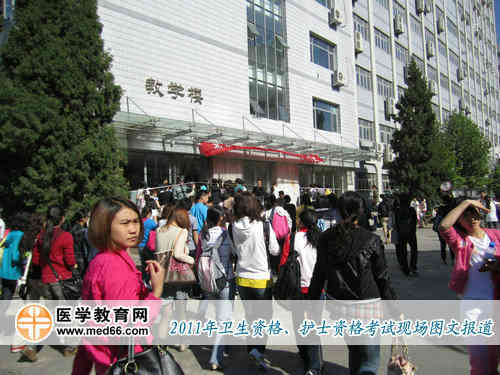 上午8：30，衛(wèi)生資格考生考生開(kāi)始考場(chǎng)