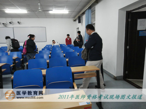 2011年醫(yī)師資格考生進(jìn)入考場(chǎng)，查找座位