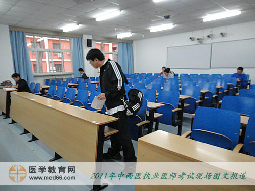 2011年中西醫(yī)結(jié)合執(zhí)業(yè)醫(yī)師考試——考生進(jìn)入考場，查找自己的座位