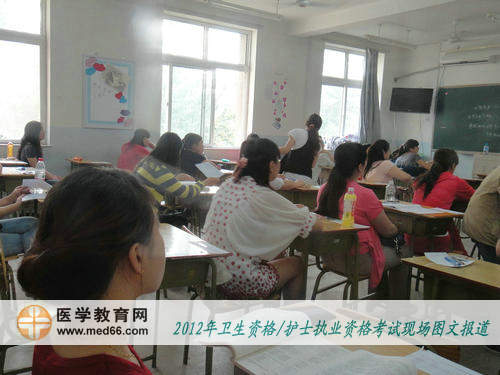 衛(wèi)生職稱考生聽(tīng)監(jiān)考老師宣讀考場(chǎng)規(guī)則