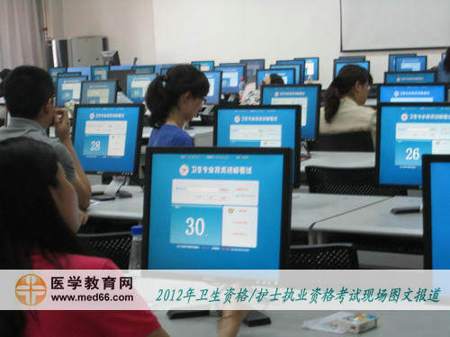 衛(wèi)生職稱(chēng)人機(jī)對(duì)話(huà)考場(chǎng)內(nèi)考生候考