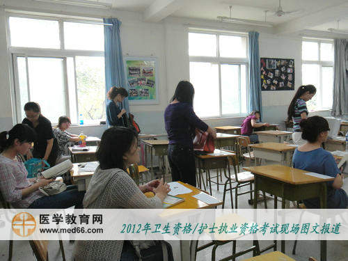 衛(wèi)生職稱(chēng)考場(chǎng)中考生抓緊考前的時(shí)間復(fù)習(xí)