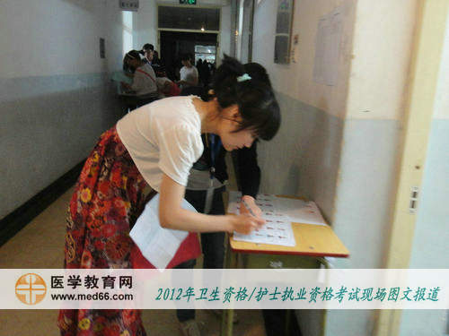 監(jiān)考老師核對、檢查證件后，衛(wèi)生資格考生簽字確認(rèn)