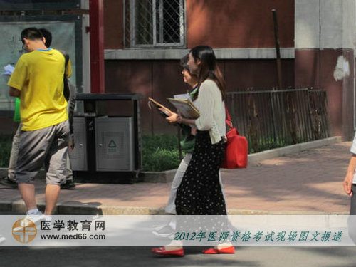 醫(yī)師考試結束，美女監(jiān)考走出考場