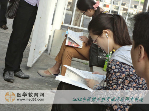 2012年醫(yī)師考試開考前，仍不忘專心看書的臨床醫(yī)師考生