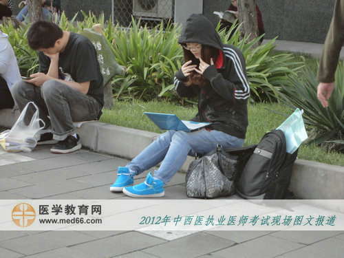 還有點(diǎn)時(shí)間，拿出我心愛(ài)的筆記本再看看，今年中西醫(yī)執(zhí)業(yè)醫(yī)師順利考試！
