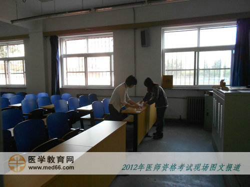 中醫(yī)醫(yī)師考生入場前，監(jiān)考老師忙著分貼座位號