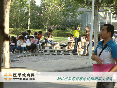 2012年醫(yī)師考前，考生交流復習