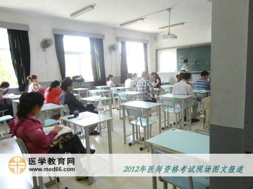 醫(yī)師考場內(nèi)，考生抓緊時間復習