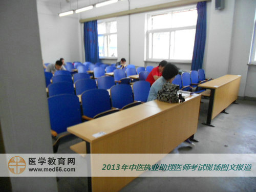 中醫(yī)助理醫(yī)師考生陸續(xù)入場就座，準備“開戰(zhàn)”
