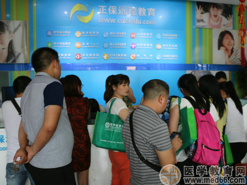 提前一天到場(chǎng)，正在進(jìn)行報(bào)道注冊(cè)的學(xué)員