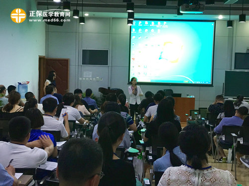 面授班班主任現(xiàn)場(chǎng)講解開班及上課過程中的注意事項(xiàng)