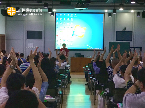 現(xiàn)場(chǎng)學(xué)員認(rèn)真學(xué)習(xí)中醫(yī)中藥學(xué)醫(yī)師相關(guān)知識(shí)，氣氛熱烈 
