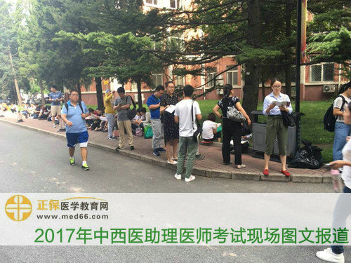 隨處可見正在復習的中西醫(yī)助理考生