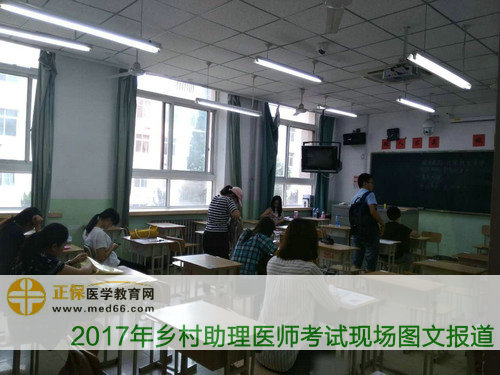 鄉(xiāng)村全科助理醫(yī)師考試考生在考場(chǎng)等待考試