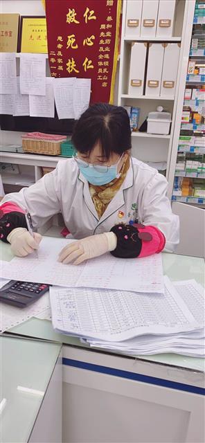陸萍在統(tǒng)計(jì)口罩發(fā)放情況。