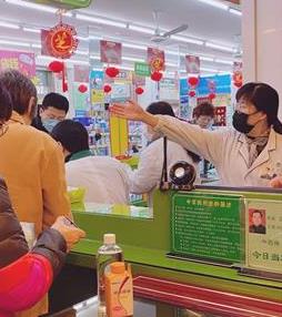 陸萍在指導(dǎo)顧客有序購(gòu)買(mǎi)防護(hù)用品。