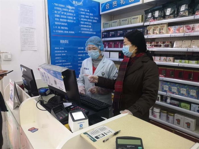 侯惠鳴指導(dǎo)店員做好購(gòu)銷(xiāo)記錄。2