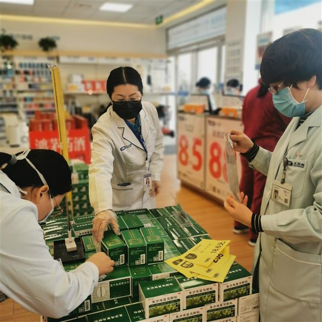 侯惠鳴檢查熱銷(xiāo)藥品。