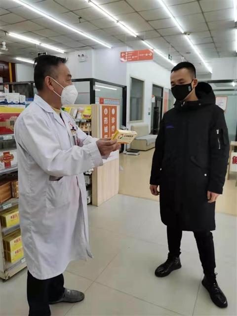 謝東杰在為顧客介紹藥品安全知識(shí)。