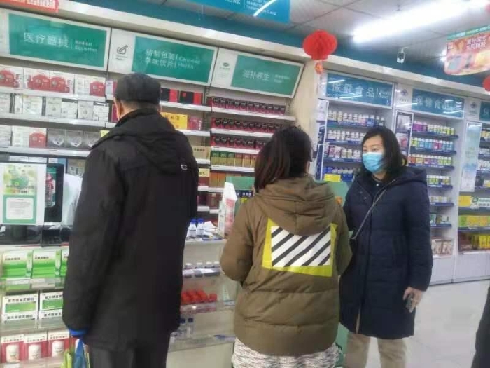 　李洋為慢病患者提供咨詢(xún)服務(wù)。